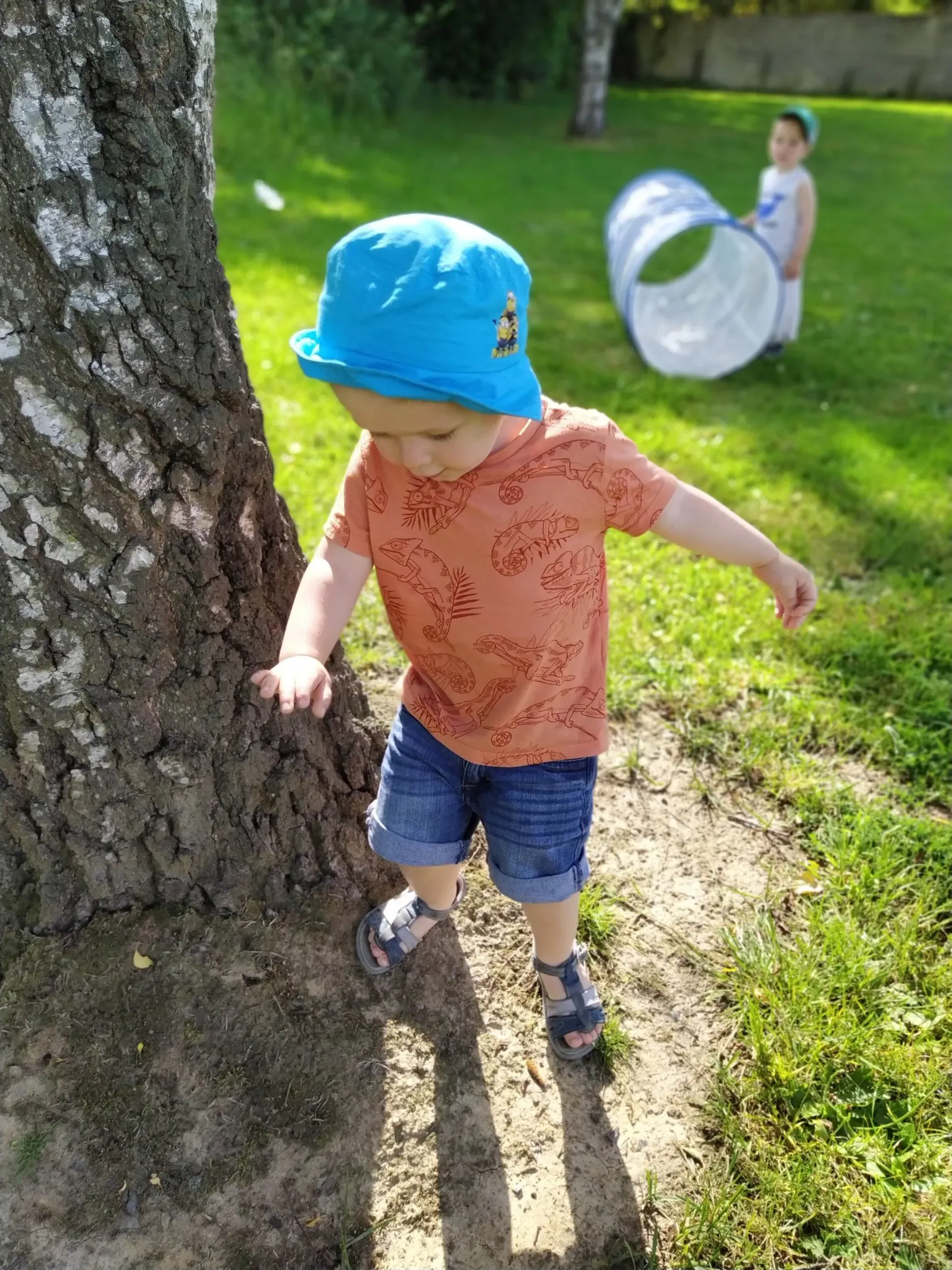 Enfant en plein jeu d'éveil