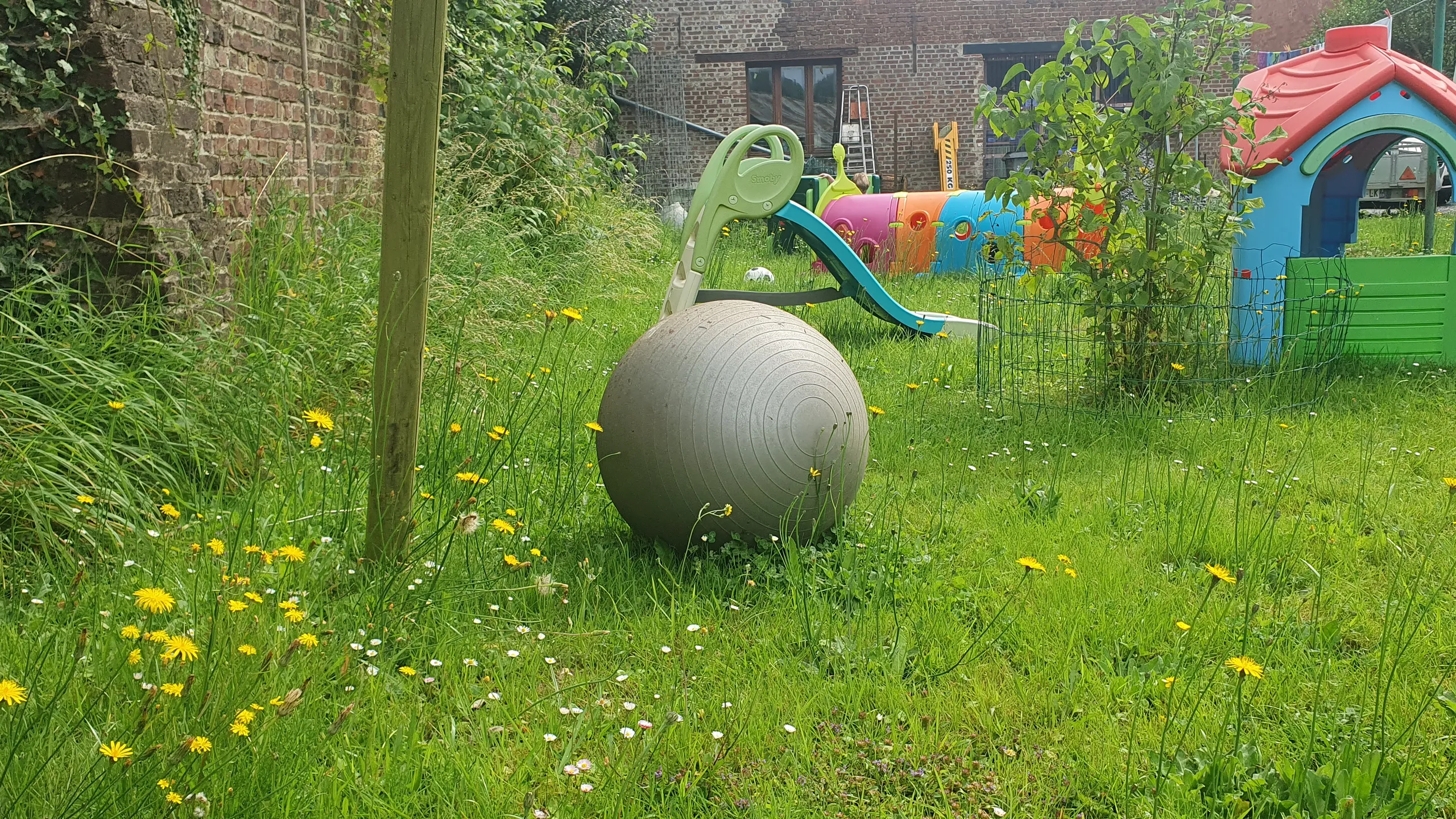 Le grand jardin clos et sécurisé